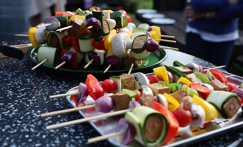 Zwei Teller mit vorbereiteten Grillspießen.