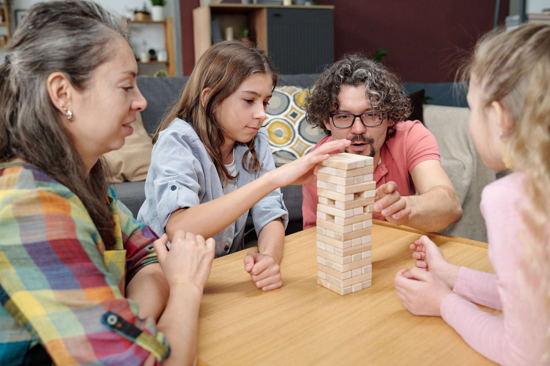 Kinder spielen mit Erwachsenen ein Spiel